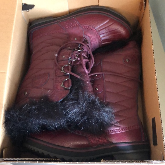 Sorel Tofino II snow boot. Rich wine color. Size 6.5. Like new - Picture 3 of 9
